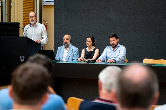 Stellten die Ergebnisse der Analyse der Siedlungsabfälle 2025 im Landhaus 1 in Bozen vor (v.l.): Amtsdirektor Giulio Angelucci mit Marco Bellocchio, Lucia Socini und Roberto Delbuono von der Affidavit GmbH. (Foto: LPA/Fabio Brucculeri)