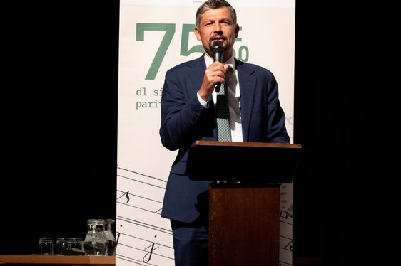 L assessëur per la scola y cultura ladina Daniel Alfreider à n ucajion dla festa sotrissà la particulariteies dl sistem furmatif ladin. (Foto: USP/Manuela Tessaro)