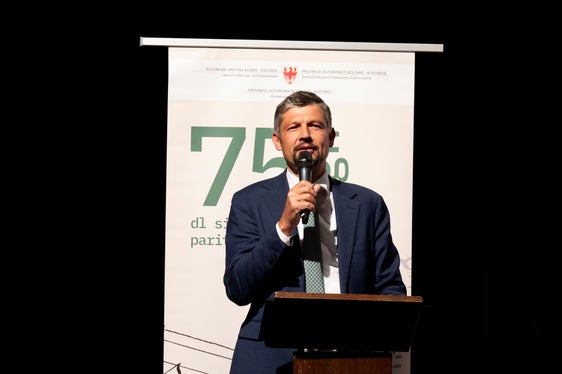 Il vicepresidente della Provincia e assessore all'Istruzione ladina Daniel Alfreider ha evidenziato le peculiarità del sistema scolastico paritetico ladino (Foto: ASP/Manuela Tessaro)