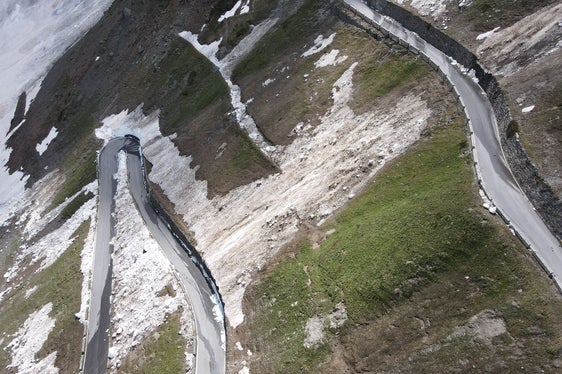 Si lavora per aprire la strada nel fine settimana, ma al Passo c'è ancora neve (Foto: GNews)