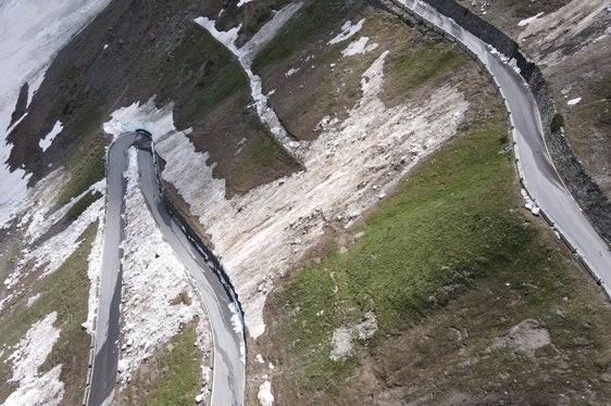 Si lavora per aprire la strada nel fine settimana, ma al Passo c'è ancora neve (Foto: GNews)