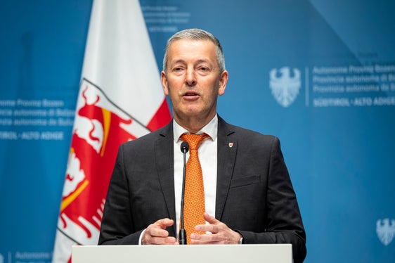 Landesrat Peter Brunner ging auf die Luftqualitätsdaten 2025 ein: Die Situation im Bereich Feinstaub und Stickoxiden in Südtirol ist stabil mit nach unten zeigendem Trend. In Hinblick auf die neue EU-Luftqualitätsrichtlinie gilt es unsere Anstrengungen jedoch zu erhöhen. Auch die Sensibilisierung für das richtige Heizen mit Holz wird fortgesetzt , betonte der Landesrat für Umwelt-, Natur- und Klimaschutz Peter Brunner. (Foto: LPA/Fabio Brucculeri)