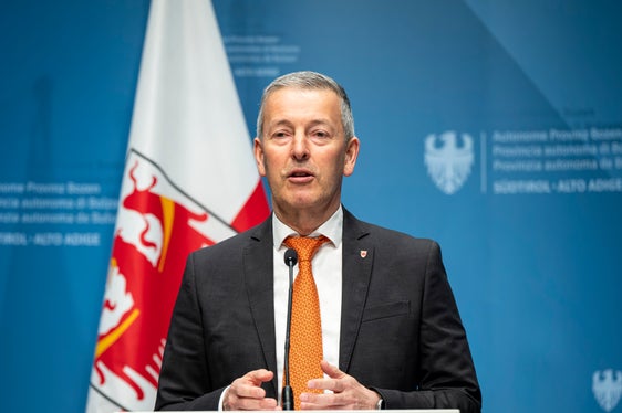 Landesrat Peter Brunner ging auf die Luftqualitätsdaten 2025 ein: Die Situation im Bereich Feinstaub und Stickoxiden in Südtirol ist stabil mit nach unten zeigendem Trend. In Hinblick auf die neue EU-Luftqualitätsrichtlinie gilt es unsere Anstrengungen jedoch zu erhöhen. Auch die Sensibilisierung für das richtige Heizen mit Holz wird fortgesetzt , betonte der Landesrat für Umwelt-, Natur- und Klimaschutz Peter Brunner. (Foto: LPA/Fabio Brucculeri)