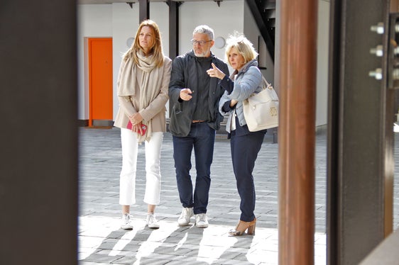 Dietmar Hafner, direttore della Ripartizione servizi tecnici , ha accompagnato l'assessora provinciale Deeg e la presidente dell'Ipes Tosolini durante i sopralluoghi a Bressanone e Vipiteno. (Foto: LPA/Greta Stuefer)