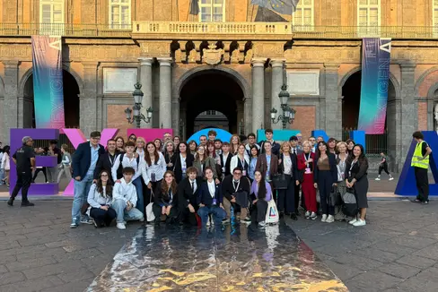 Uno sguardo all'intelligenza artificiale e al cambiamento digitale. La delegazione studentesca altoatesina ha preso parte a Napoli a tavole rotonde, workshop pratici e sessioni plenarie insieme a ministri italiani ed esteri, ricercatori, insegnanti e delegazioni studentesche provenienti da diversi Paesi europei. (Foto: USP)