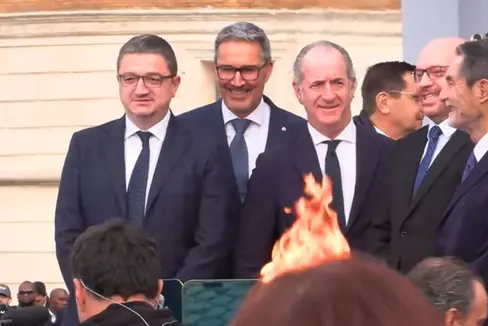 Landeshauptmann Arno Kompatscher (2.v.l.) hat am 5. Dezember an der Entzündungszeremonie des Olympischen Feuers in Rom teilgenommen. (Foto: LPA)