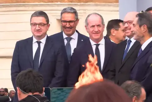 Giochi olimpici diffusi attraverso l'impegno comune delle Regioni. Nella foto (da sinistra) il presidente della Provincia di Trento Maurizio Fugatti, il presidente della Provincia autonoma di Bolzano Arno Kompatscher, l'ex presidente della Regione Veneto Luca Zaia, il presidente della Camera dei Deputati Lorenzo Fontana e il presidente della Regione Lombardia Giuseppe Sala durante la cerimonia di accensione del braciere olimpico. (Foto: USP)