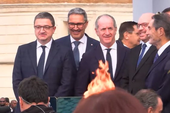 Landeshauptmann Arno Kompatscher (2.v.l.) hat am 5. Dezember an der Entzündungszeremonie des Olympischen Feuers in Rom teilgenommen. (Foto: LPA)