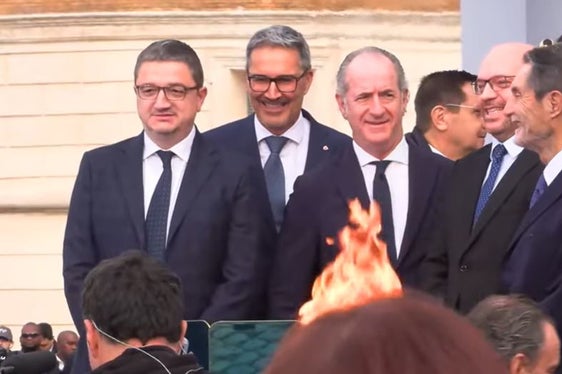 Landeshauptmann Arno Kompatscher (2.v.l.) hat am 5. Dezember an der Entzündungszeremonie des Olympischen Feuers in Rom teilgenommen. (Foto: LPA)