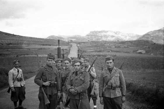 Bild aus dem fotografischen Nachlass von Wilhelm Schrefler, seit 1935 Guglielmo Sandri: Italienische Soldaten posieren für ein Gruppenfoto. (LPA/Landesarchiv)