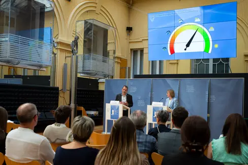 Am 16. Dezember wird der Arbeitsmarktbericht des Sommerhalbjahres 2024 von Arbeitslandesrätin Amhof und dem Leiter des Arbeitsmarktservice Stefan Luther vorgestellt. (Foto: LPA/Fabio Brucculeri)