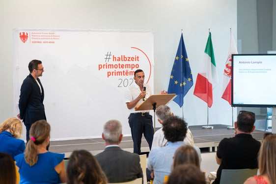 Der langjährige Ressort- und Abteilungsdirektor Antonio Lampis (rechts) ist eine prägende Persönlichkeit des italienischen Kulturwesens. Bei der #halbzeit-Pressekonferenz von Landesrat Galateo (links) erinnerte er an wichtige Meilensteine. (Foto: LPA/Fabio Brucculeri)