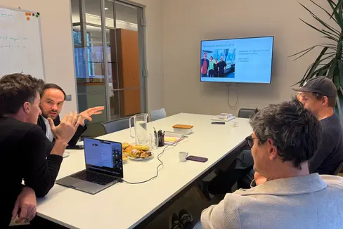 Bei einer Reihe von Betriebsbesichtigungen verschafft sich Landesrat Philipp Achammer (Zweiter von links) ein Bild über deren Anliegen. (Foto: LPA/Innovation und Forschung, Museen, Denkmalpflege, Deutsche Kultur und Bildungsförderung/Julia Profanter)