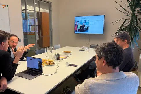 Durante una serie di visite alle aziende, l'assessore provinciale Philipp Achammer (secondo da sinistra) si è fatto un'idea delle loro esigenze. (Foto: USP/Dipartimento Istruzione e cultura tedesca, Innovazione, Ricerca, Musei e Beni culturali/Julia Profanter)