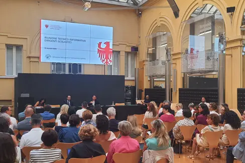 In vista dell'inizio delle lezioni, il sovrintendente scolastico Vincenzo Gullotta ha incontrato a Bolzano i dirigenti delle scuole di ogni ordine e grado. Un momento di confronto fondamentale e di condivisione degli indirizzi del nuovo anno scolastico. (Foto: USP/Thomas Laconi)
