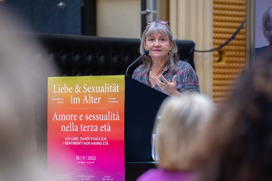 Psychotherapeutin und Sexualpädagogin Cinzia Cappelletti ging in ihrem Vortrag auf Daten zum sexuellen Verlangen im Alter ein. (Foto: LPA/Greta Stuefer)