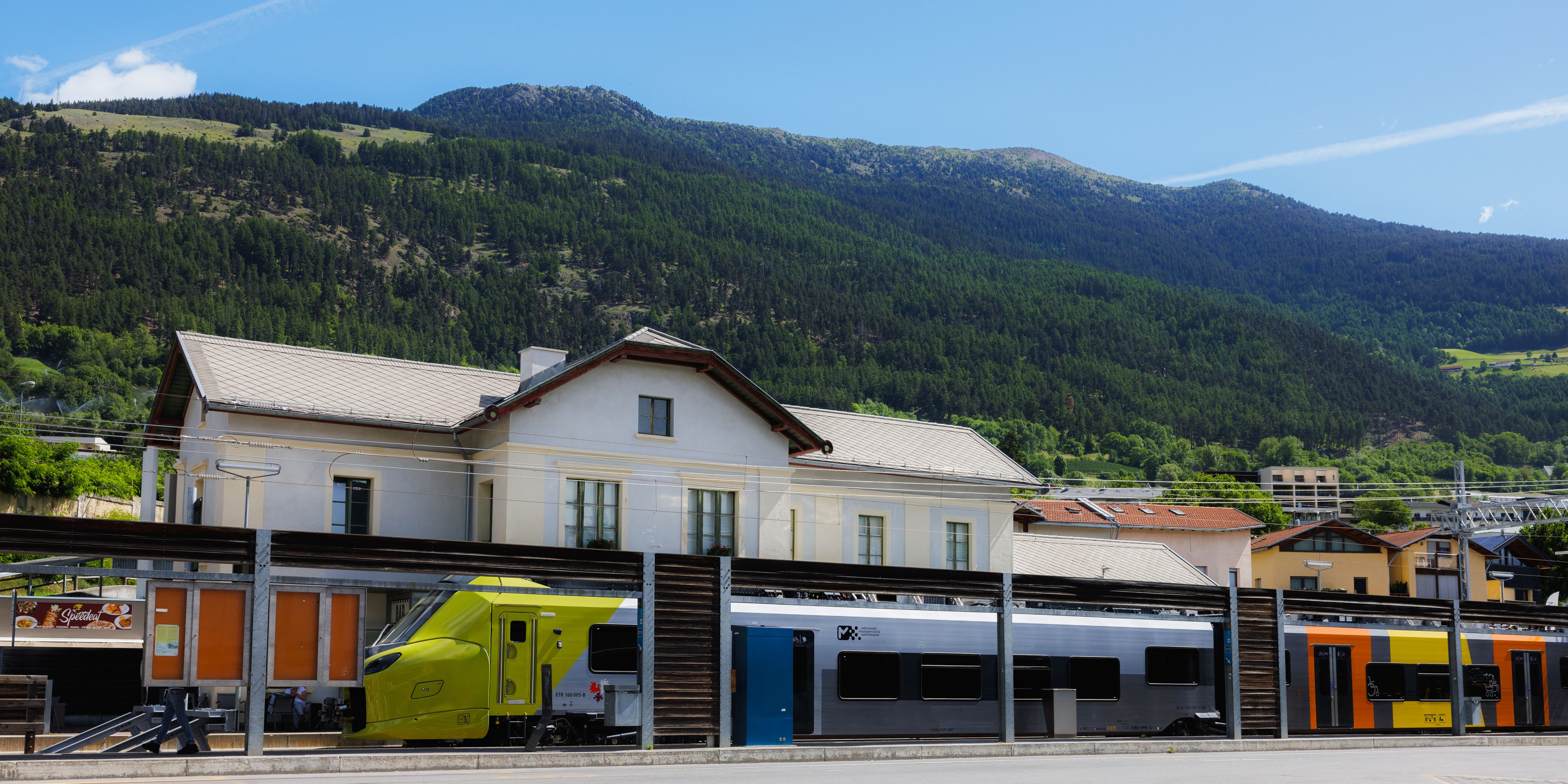 Dal 21 giugno, tra Lasa e Malles verrà impiegato per la prima volta nel servizio passeggeri un nuovo treno elettrico del tipo Coradia Stream. In questo modo, nella tratta più settentrionale della Ferrovia della Val Venosta, il servizio ferroviario elettrico prende il via in modo graduale ed evidente ai passeggeri. (Foto: USP/STA/Ivan Brentegani)