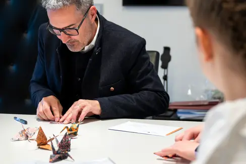 Il presidente della Provincia Arno Kompatscher ha piegato una gru della pace insieme alle studentesse Karoline, Emma, Clarissa e Ilenia. (Foto: USP/Fabio Brucculeri)