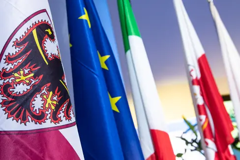 EUSALP assegna un nuovo premio ai progetti economici infrastrutturali “verdi”. I primi premi “Green Infrastructural Goes Business” sono stati consegnati oggi 13 maggio a Bolzano (Foto: ASP/Ivo Corrà)