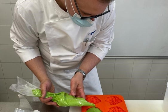 Bernd Ackermann, Küchenchef der Schweizerischen Epilepsie Stiftung (EPI) am Zürichsee und Buchautor gab sein Wissen über das Kochen für Menschen mit Schluckstörungen und über den positiven Einfluss des guten Essens auf die Gesundheit weiter. (Foto: LPA/LBS Savoy/Hannes Rainer)