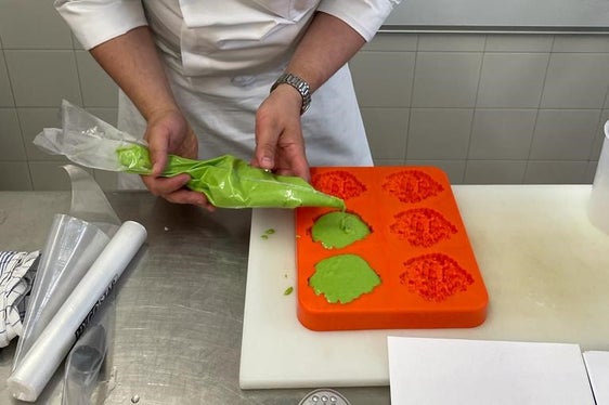 Bernd Ackermann, Küchenchef der Schweizerischen Epilepsie Stiftung (EPI) am Zürichsee und Buchautor gab sein Wissen über das Kochen für Menschen mit Schluckstörungen und über den positiven Einfluss des guten Essens auf die Gesundheit weiter. (Foto: LPA/LBS Savoy/Hannes Rainer)