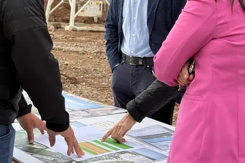 Die Bürgermeisterin von Kastelruth Cristina Pallanch, Landesrat Peter Brunner, Architekt Markus Lunz und Devid Aichner (von rechts) beim Lokalaugenschein auf dem Areal der Villa Hermes in Seis, auf dem ein Wohnprojekt mit Preisdeckelung entsteht. (Foto: LPA/Thomas Bodner)