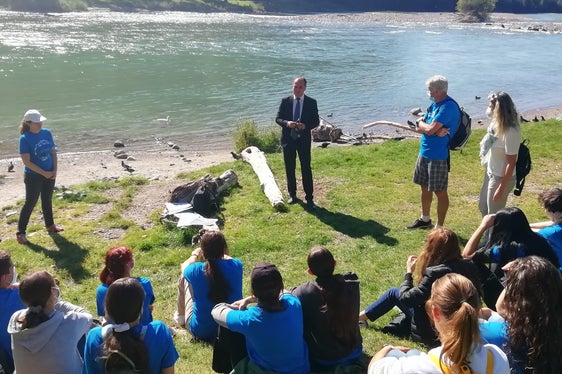 Giornata di escursione al Talvera con l'assessore Vettorato e la classe del Liceo delle Scienze Umane di Bressanone, la classe del Liceo Scientifico di Merano e la classe dell'Istituto tecnico per economia, grafica e comunicazione di Bressanone. (Foto: ASP/Nadia Franzoi)