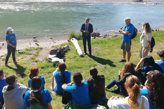 Der Erlebnistag an der Talfer mit LR Vettorato und den Klassen des Sozialwissenschaftlichen Gymnasiums Brixen, des Realgymnasiums Meran und der Fachoberschule für Wirtschaft, Grafik und Kommunikation Brixen (Foto: LPA/Nadia Franzoi)