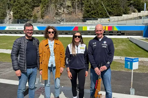Uno sguardo al presente e al futuro olimpico. Nella foto (da sinistra) Lorenz Leitgeb, Gabriela Kerschbaumer, Dorothea Wierer e il Ceo di Simico, Fabio Massimo Saldini, durante il sopralluogo alla Südtirol Arena Alto Adige, la casa del biathlon ai Giochi di Milano Cortina 2026. (Foto: USP/Comune Rasun/Anterselva)