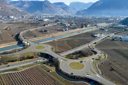 Rendering der beiden Kreisverkehre, die bei der Ausfahrt der Schnellstraße Meran-Bozen MeBo in Eppan vorgesehen sind. (Foto: LPA/Ressort Infrastrukturen und Mobilität)