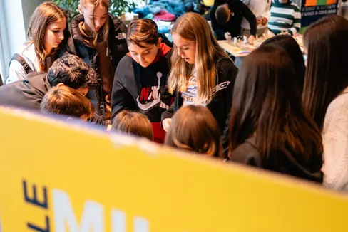 Alla quarta edizione del Festival Le Mille e una Scienza hanno partecipato 3.500 ragazze e ragazzi. Il festival di divulgazione scientifica è stato organizzato da Arciragazzi, in collaborazione con l’Intendenza scolastica italiana, l’Ufficio Ricerca scientifica della Provincia autonoma di Bolzano e l’Associazione Accatagliato di Padova. (Foto: USP)