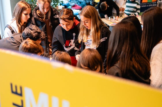 Alla quarta edizione del Festival Le Mille e una Scienza hanno partecipato 3.500 ragazze e ragazzi. Il festival di divulgazione scientifica è stato organizzato da Arciragazzi, in collaborazione con l’Intendenza scolastica italiana, l’Ufficio Ricerca scientifica della Provincia autonoma di Bolzano e l’Associazione Accatagliato di Padova. (Foto: USP)