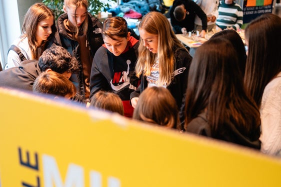 Alla quarta edizione del Festival Le Mille e una Scienza hanno partecipato 3.500 ragazze e ragazzi. Il festival di divulgazione scientifica è stato organizzato da Arciragazzi, in collaborazione con l’Intendenza scolastica italiana, l’Ufficio Ricerca scientifica della Provincia autonoma di Bolzano e l’Associazione Accatagliato di Padova. (Foto: USP)
