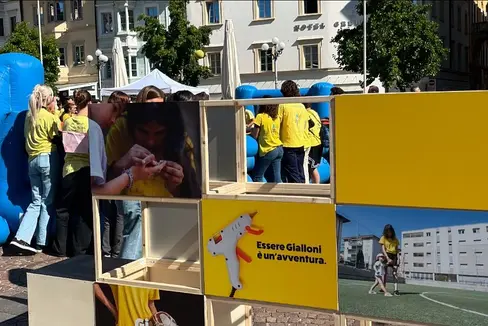 Centinaia di adolescenti hanno colorato festosamente di giallo piazza Walther a Bolzano nella giornata che ha celebrato il valore del volontariato nei centri giovani dell'Alto Adige. (Foto: USP/Ufficio Politiche giovanili)