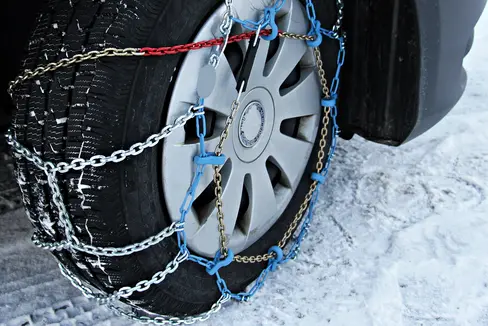 Il 15 novembre scatta per tutti gli autoveicoli l'obbligo dell'attrezzatura invernale. Sulle strade provinciali vige già, in caso di neve o ghiaccio (Foto: Pixabay)