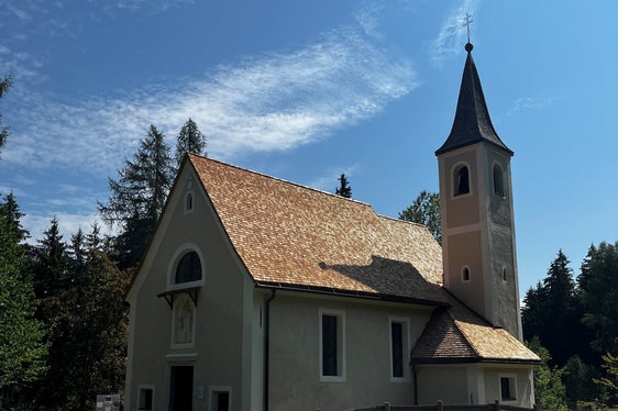 Die Sanierungsarbeiten an der St.-Anna-Kirche in Villanders sind abgeschlossen. Die Arbeiten waren wichtig, um das historisch und kulturell bedeutende Gebäude zu erhalten und aufzuwerten. So konnten die wertvolle historische Bausubstanz und das architektonische Erscheinungsbild der Kirche langfristig gesichert werden. (Foto: LPA/Amt für technische Gebäudeverwaltung)