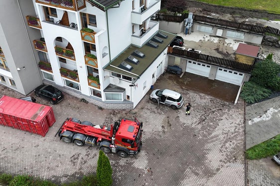 Die Berufsfeuerwehr Bozen ist mit Pumpen und Generatoren für die Wasserförderung beim Hotel Saxl in Freienfeld im Einsatz. (Foto: LPA/Berufsfeuerwehr Bozen)