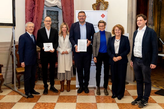 Zu den heute zertifizierten Arbeitgebern zählt auch IDM Südtirol (im Bild: Handelskammerpräsident Ebner, IDM-Generaldirektor Erwin Hinteregger, Auditorin Brigitte Schrott, IDM-Präsident Hansi Pichler, IDM-Mitarbeiterin Heidi Blaas, Landesrätin Pamer und IDM-Pressechef Lukas Comploi). (Foto: LPA/Handelskammer Bozen/Alan Bianchi)