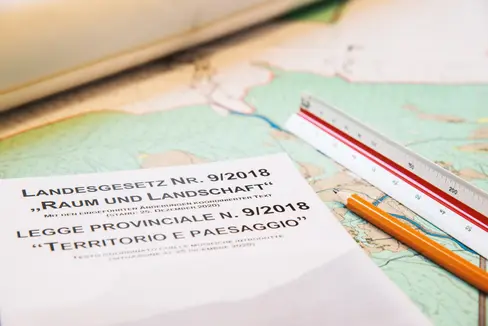 La Giunta ha approvato il disegno di legge Modifiche della legge provinciale sul territorio e paesaggio. Nel corso dell'applicazione della legge è emersa la necessità di apporre alcune modifiche al testo per renderlo più chiaro (Foto: ASP/Peter Daldos)