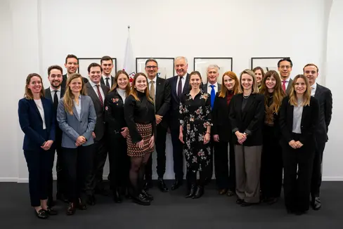 Kurz vor der Abreise trafen die Jungdiplomaten und -diplomatinnen in Bozen noch Landeshauptmann Arno Kompatscher (Neunter von links) und den österreichischen Botschafter Martin Eichtinger (Zehnter von links). (Foto: LPA/Fabio Brucculeri)