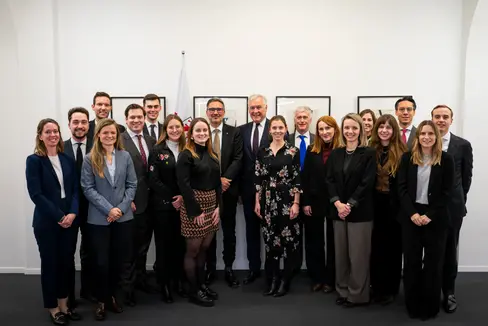 Poco prima della partenza, i giovani diplomatici hanno incontrato a Bolzano il presidente Arno Kompatscher (nono da sinistra) e l'ambasciatore austriaco Martin Eichtinger (decimo da sinistra). (Foto: USP/Fabio Brucculeri)