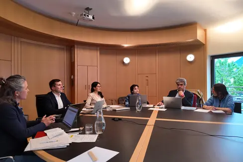 Nel corso del mese di maggio, Provincia autonoma di Bolzano, Baviera e Provincia autonoma di Trento hanno dato il via a uno studio di fattibilità congiunto sull’introduzione di un pedaggio variabile per il trasporto merci sull’asse del Brennero. Al tavolo di lavoro, da sinistra a destra: Monika Steinmetz (StMB), Michael Andergassen (Provincia autonoma di Bolzano), Silvia Obwexer (segretaria particolare del presidente della Provincia), Paola Lecce (Provincia autonoma di Trento), Enrico Pastore (TRT – Trasporto e territorio) e Loredana Zani (TRT). (Foto: USP/Dipartimento Infrastrutture e Mobilità)