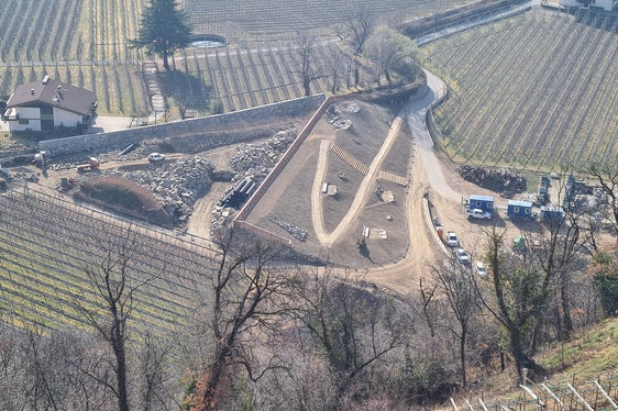Der Direktor des Landesamtes für Wildbach- und Lawinenverbauung West Peter Egger und Bauleiter Martin Eschgfäller werden mit den Schülerinnen und Schülern der 4C des Realgymnasiums Meran und Vertretern und Vertreterinnen der Stadtgärtnerei und der Gemeinde Meran am 1. März das Projekt vorstellen und die ersten Pflanzen setzen. (Foto: LPA/Landesamt für Wildbach- und Lawinenverbauung West/Martin Eschgfäller)
