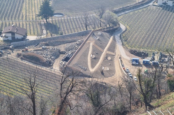 Der Direktor des Landesamtes für Wildbach- und Lawinenverbauung West Peter Egger und Bauleiter Martin Eschgfäller werden mit den Schülerinnen und Schülern der 4C des Realgymnasiums Meran und Vertretern und Vertreterinnen der Stadtgärtnerei und der Gemeinde Meran am 1. März das Projekt vorstellen und die ersten Pflanzen setzen. (Foto: LPA/Landesamt für Wildbach- und Lawinenverbauung West/Martin Eschgfäller)