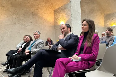 Zahlreiche Menschen aus Weiterbildung und Bibliothekswesen haben heute auf Schloss Maretsch auf der Grundlage des 40 Jahre alten Bibliotheks- und Weiterbildungsgesetz auch in die Zukunft geblickt. Mit dabei war Landesrat Philipp Achammer (Bildmitte) (Foto: LPA)