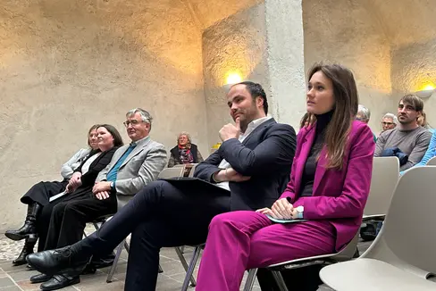 Numerose persone provenienti dai settori della formazione permanente e delle biblioteche, oggi a Castel Mareccio, hanno partecipato ai festeggiamenti per i 40 anni della legge sulle biblioteche e la formazione permanente. Era presente anche l'assessore provinciale Philipp Achammer (al centro) (Foto: ASP)