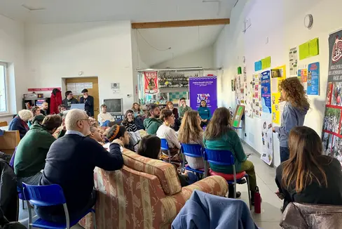 In Leifers haben sich Mitarbeitende der Jugendarbeit getroffen und über ihre Erfahrungen ausgetauscht. Organisiert hatte den Tag der Jugendarbeit das Landesamt für Jugendarbeit der Abteilung italienische Kultur. (Foto LPA)