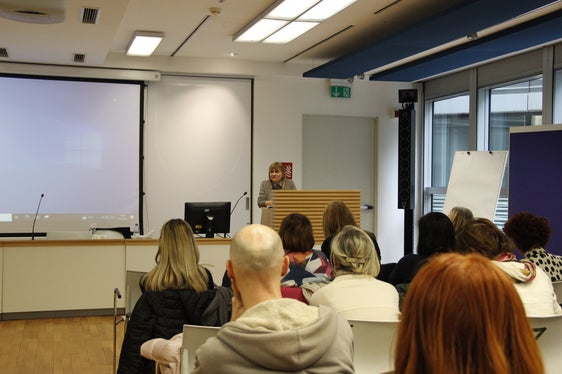 Antonella Fava, sostituto procuratore al Tribunale dei minori di Bolzano, ha fornito informazioni su come i bambini possono essere tutelati a norma di legge. (Foto: ASP/Carmen Kollmann)