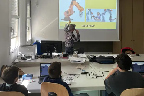Nell’anno scolastico 2024/25 la Scuola professionale “Mattei” e l'Istituto Pluricomprensivo di Bressanone hanno dato il via ad una collaborazione, con un progetto sperimentale dedicato al tema della robotica. (Foto: USP)