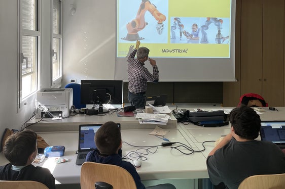 Nell’anno scolastico 2024/25 la Scuola professionale “Mattei” e l'Istituto Pluricomprensivo di Bressanone hanno dato il via ad una collaborazione, con un progetto sperimentale dedicato al tema della robotica. (Foto: USP)
